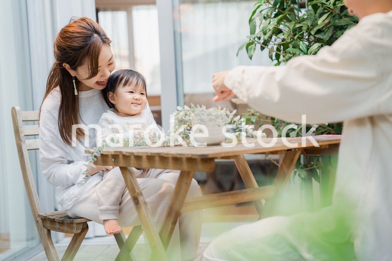 おうちのテラスで赤ちゃんと過ごす家族