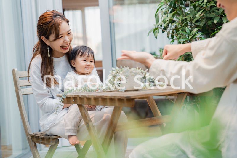 おうちのテラスで赤ちゃんと過ごす家族
