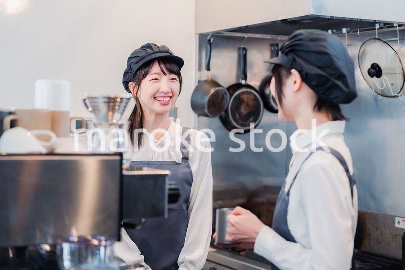 楽しく業務内容を教えてもらう飲食店アルバイトの女性