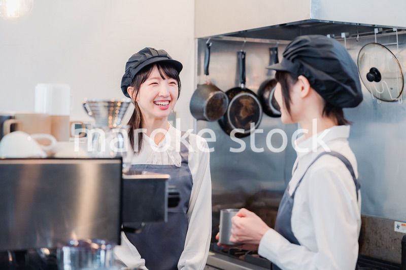 楽しく業務内容を教えてもらう飲食店アルバイトの女性