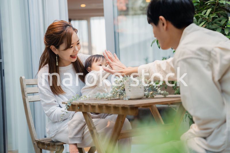 おうちのテラスで赤ちゃんと過ごす家族