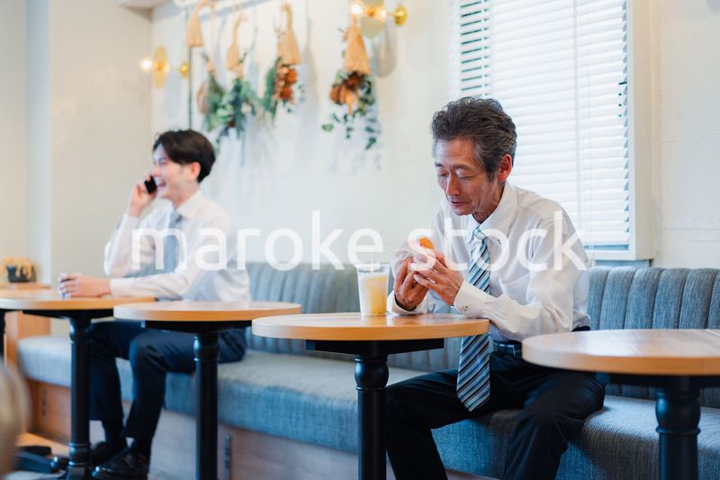 ハンバーガーショップでランチを食べるビジネスマン