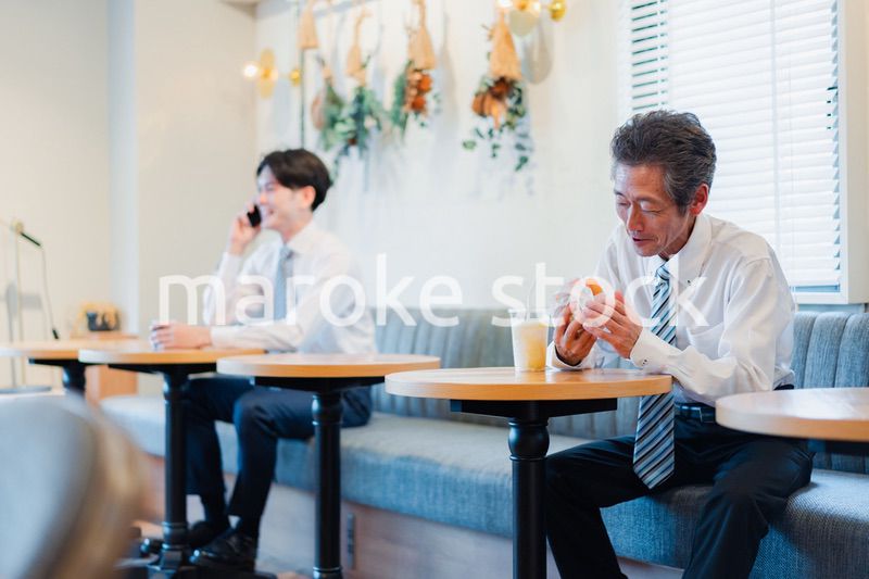 ハンバーガーショップでランチを食べるビジネスマン