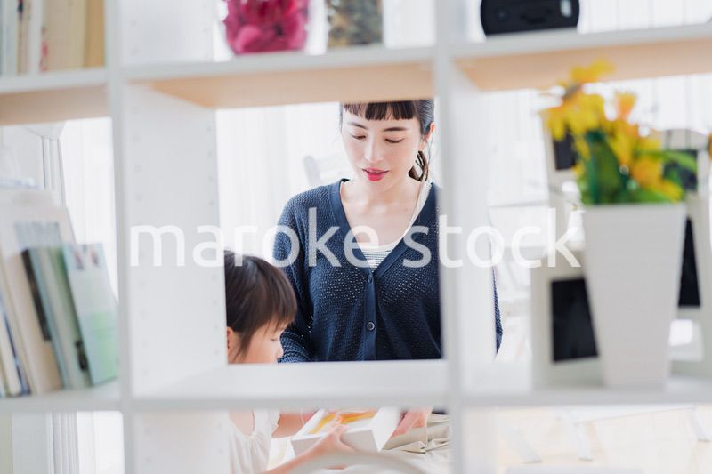 お家で子供と遊ぶお母さん