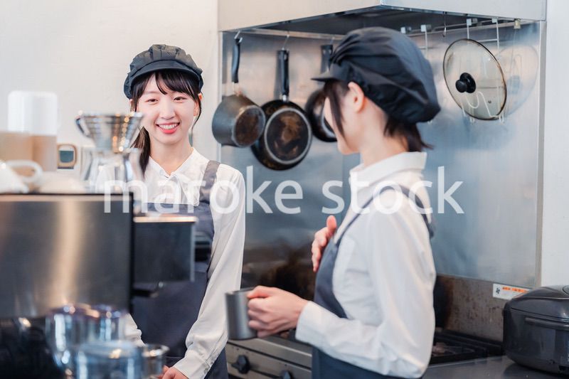 楽しく業務内容を教えてもらう飲食店アルバイトの女性