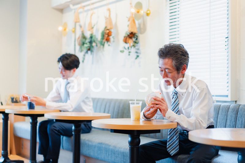 ハンバーガーショップでランチを食べるビジネスマン