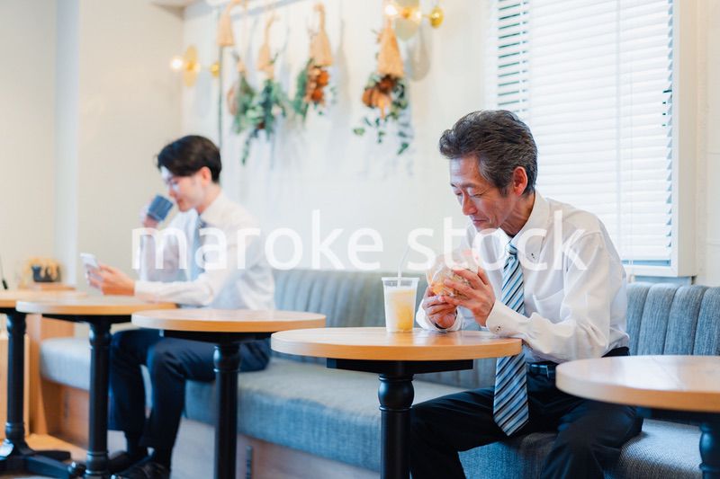 ハンバーガーショップでランチを食べるビジネスマン