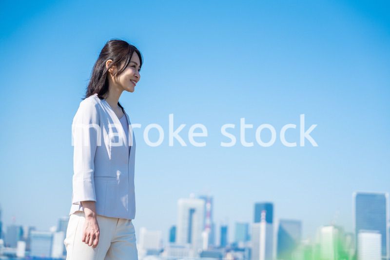 外を歩くビジネスウーマン