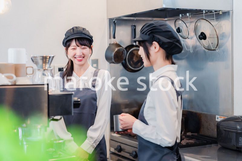 楽しく業務内容を教えてもらう飲食店アルバイトの女性