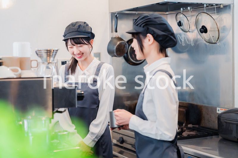 楽しく業務内容を教えてもらう飲食店アルバイトの女性