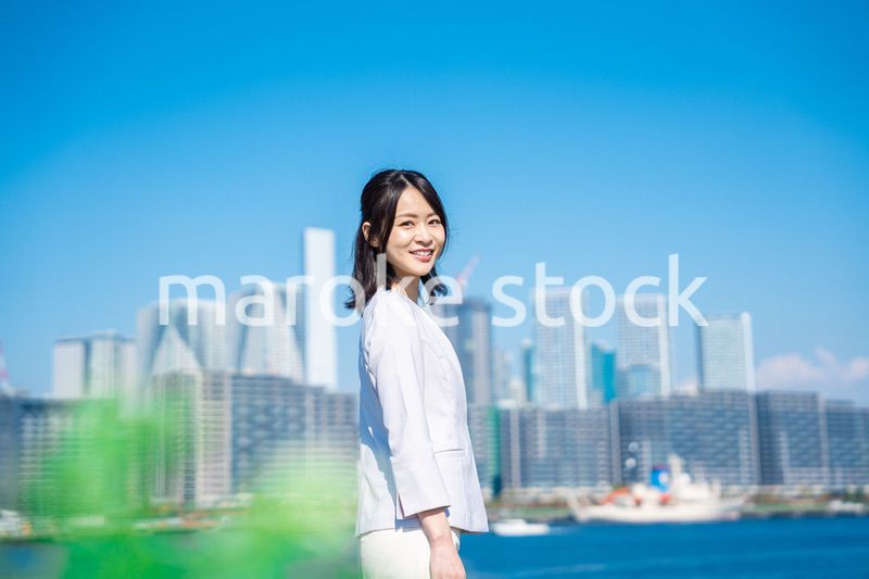 笑顔で外を歩くビジネスウーマン