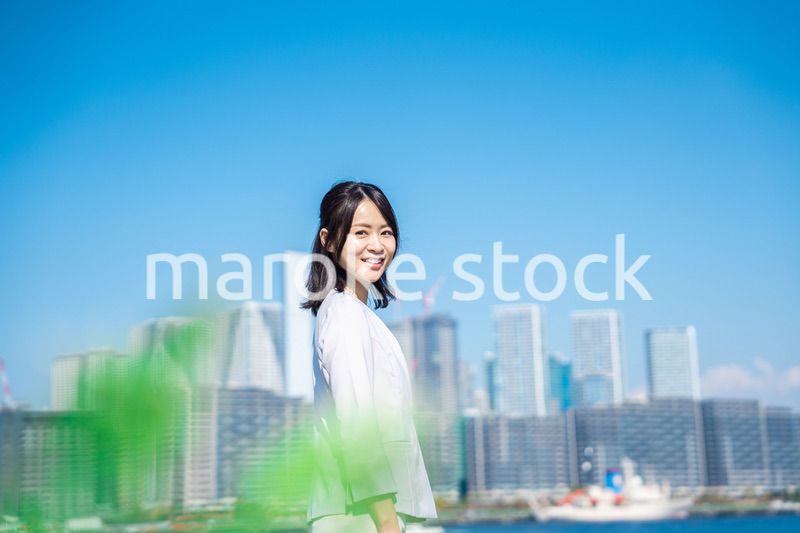 外を歩くビジネスウーマン