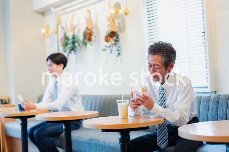 ハンバーガーショップでランチを食べるビジネスマン
