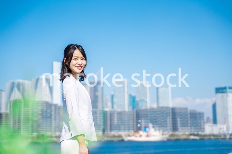 外を歩くビジネスウーマン