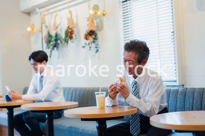 ハンバーガーショップでランチを食べるビジネスマン