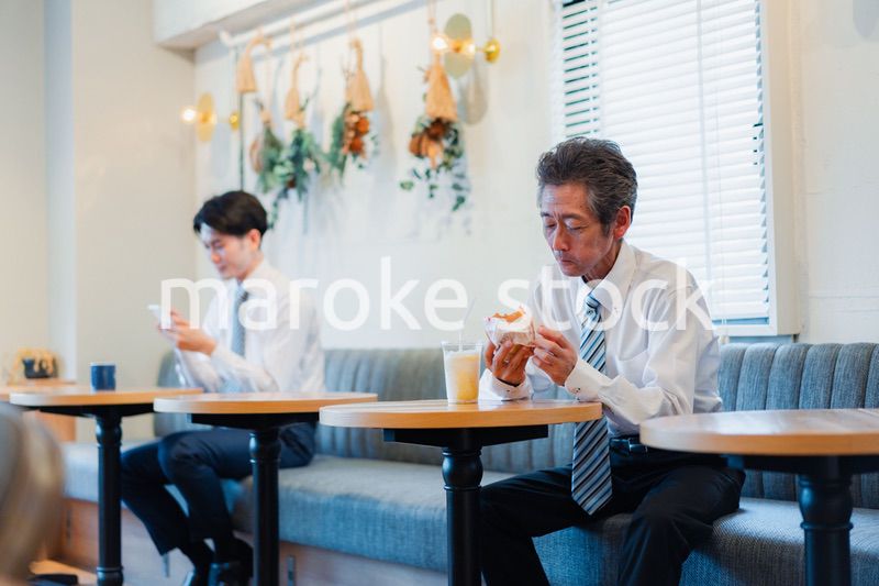 ハンバーガーショップでランチを食べるビジネスマン
