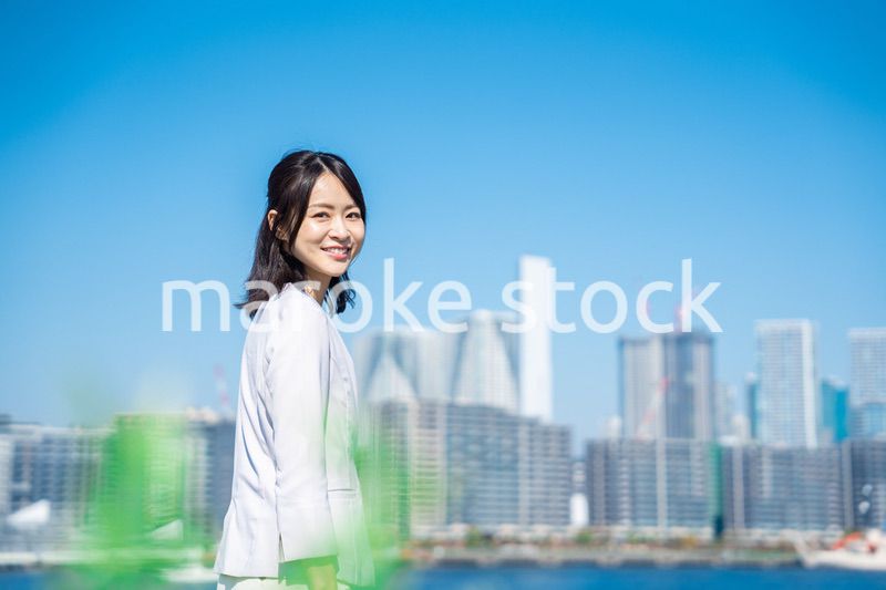 外を歩くビジネスウーマン