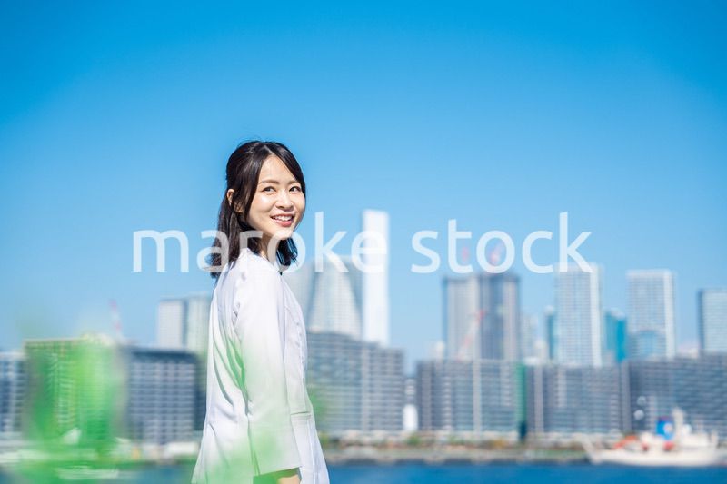 外を歩くビジネスウーマン