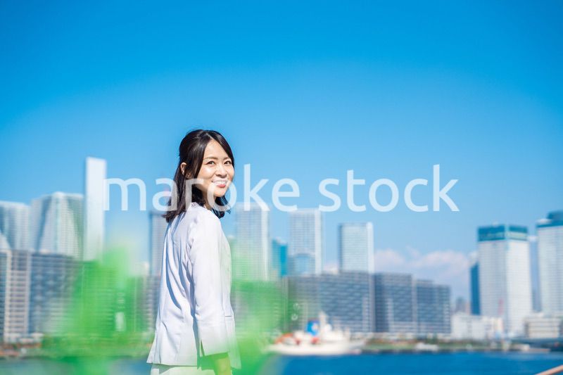 笑顔で外を歩くビジネスウーマン