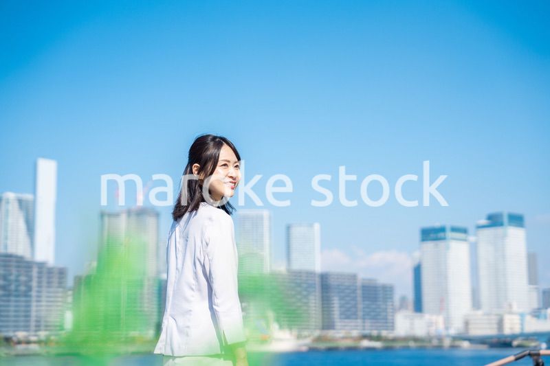 外を歩くビジネスウーマン