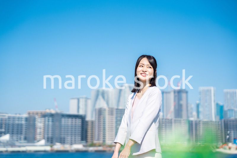 外を歩くビジネスウーマン