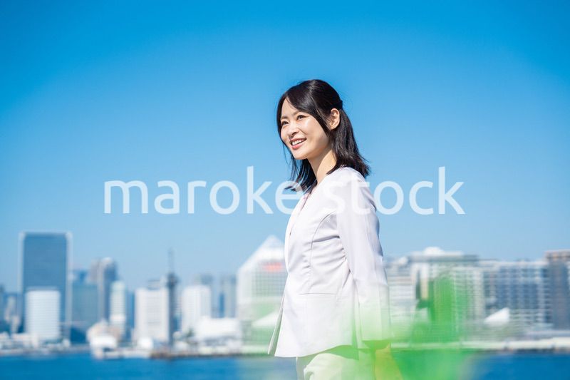 外を歩くビジネスウーマン