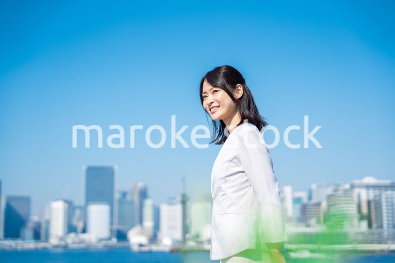 外を歩くビジネスウーマン