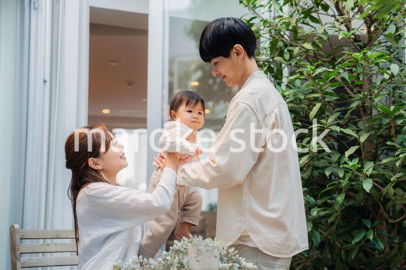 おうちのテラスで赤ちゃんと過ごす家族