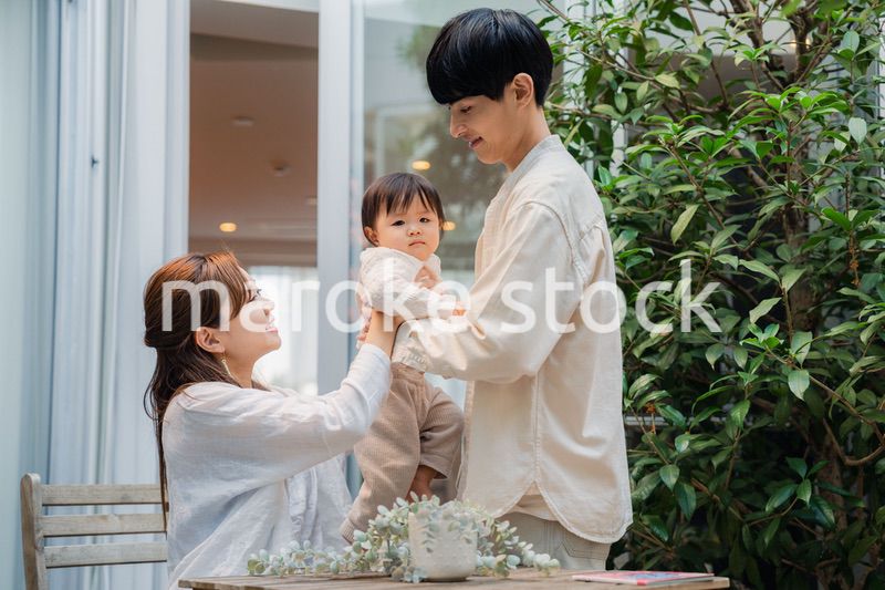 おうちのテラスで赤ちゃんと過ごす家族