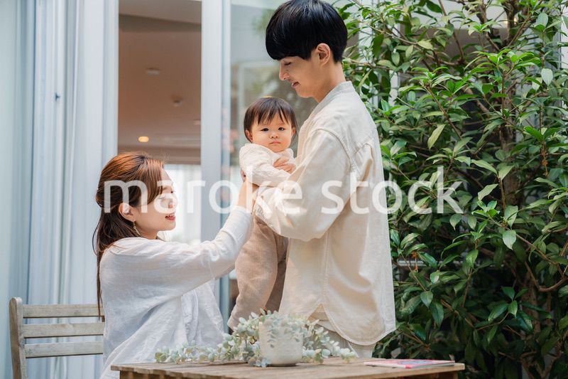 おうちのテラスで赤ちゃんと過ごす家族