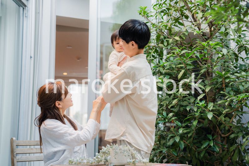 おうちのテラスで赤ちゃんと過ごす家族