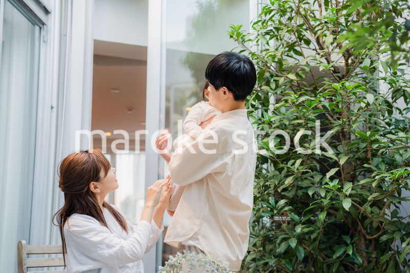 おうちのテラスで赤ちゃんと過ごす家族
