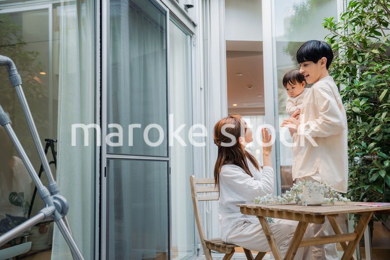 おうちのテラスで赤ちゃんと過ごす家族