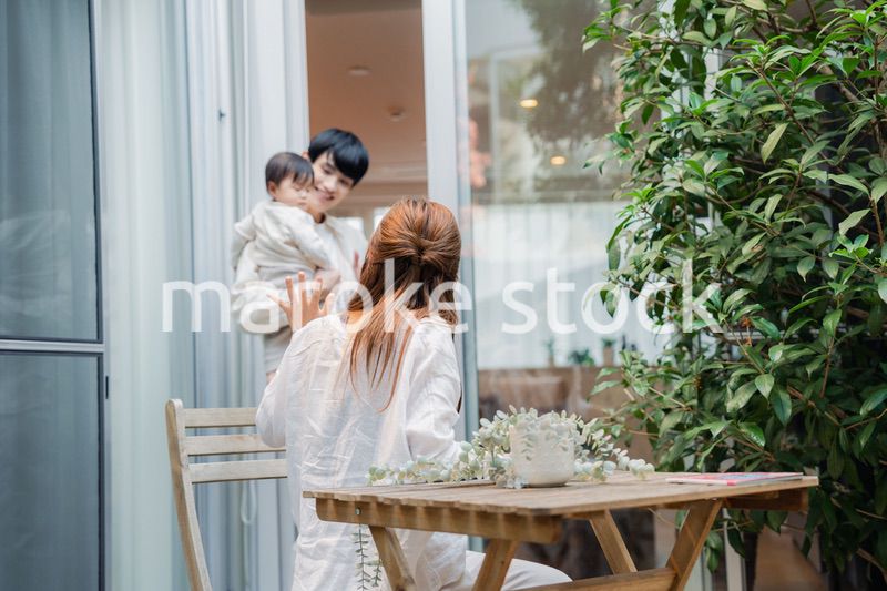 おうちのテラスで赤ちゃんと過ごす家族