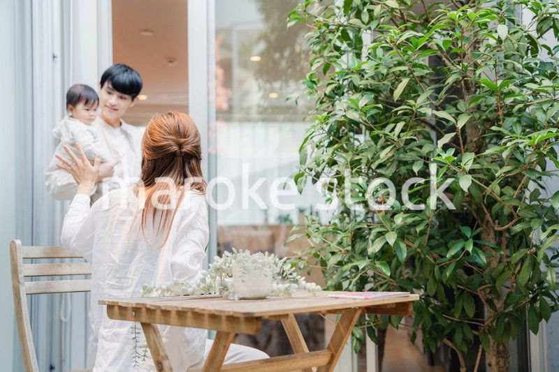 おうちのテラスで赤ちゃんと過ごす家族