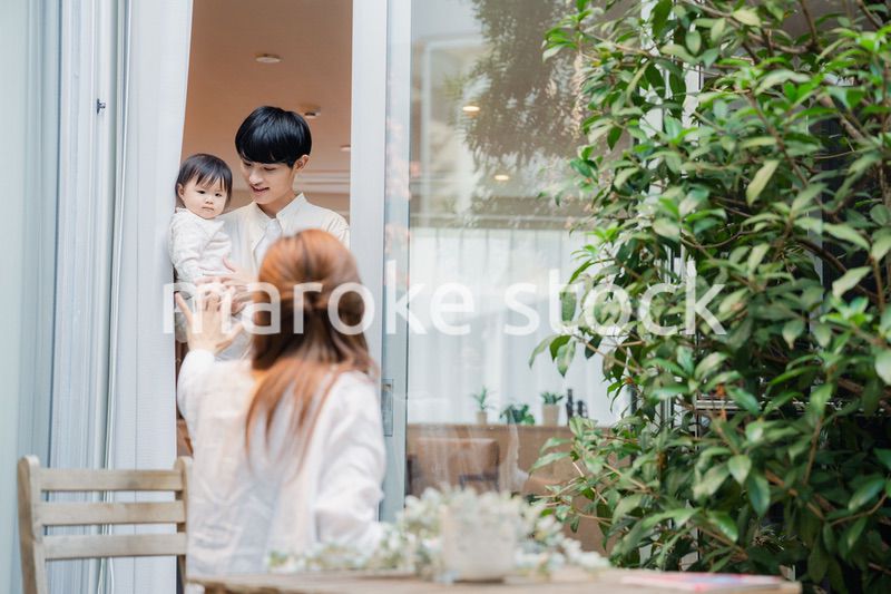 おうちのテラスで赤ちゃんと過ごす家族