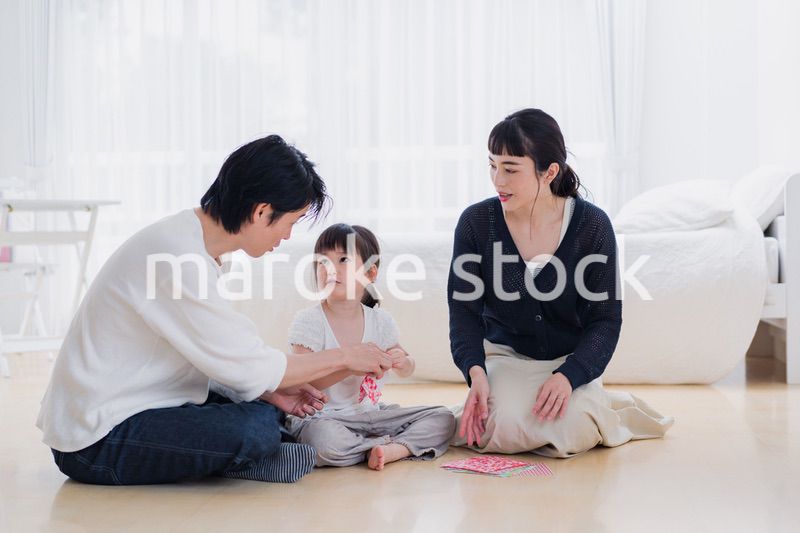 折り紙で遊ぶ親子