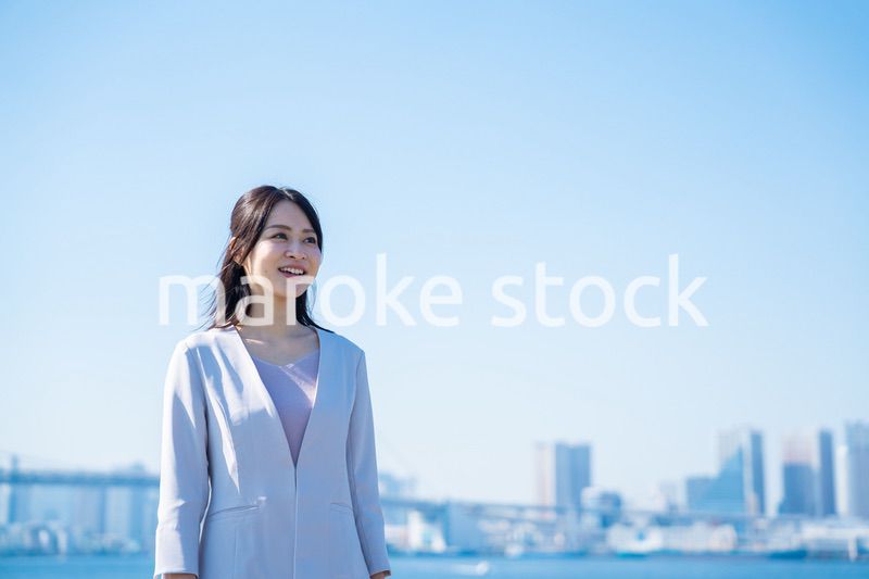 外を歩くビジネスウーマン