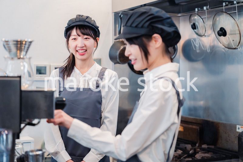 楽しく業務内容を教えてもらう飲食店アルバイトの女性