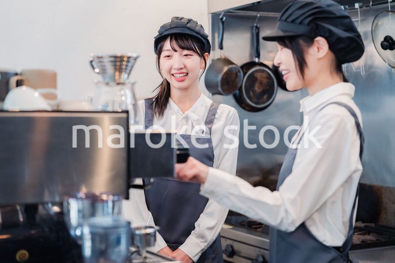 楽しく業務内容を教えてもらう飲食店アルバイトの女性