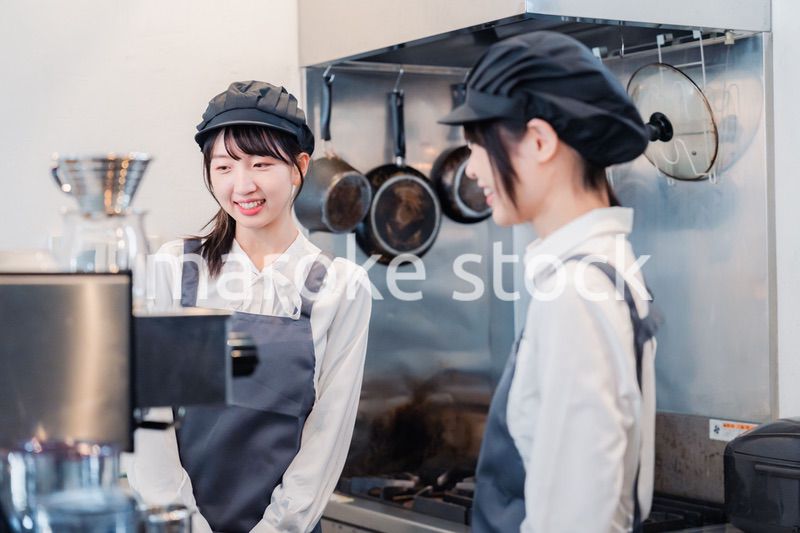 楽しく業務内容を教えてもらう飲食店アルバイトの女性