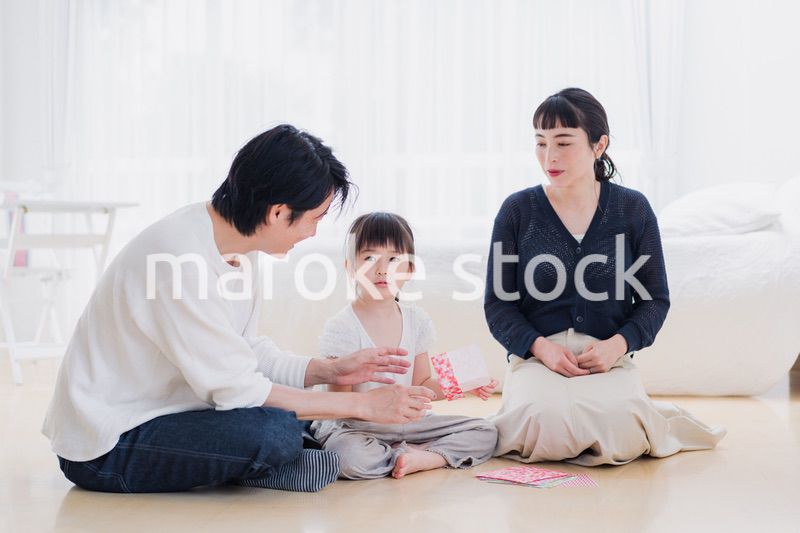 折り紙で遊ぶ親子