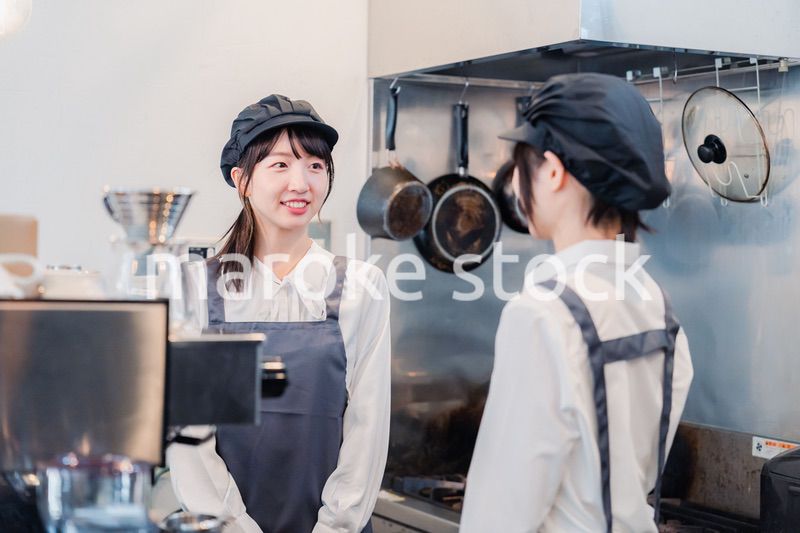 楽しく業務内容を教えてもらう飲食店アルバイトの女性