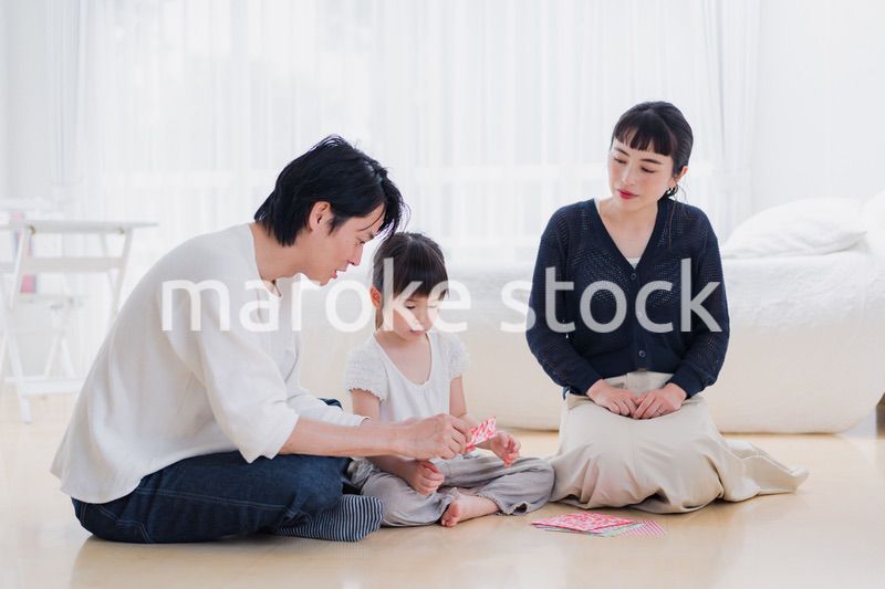 折り紙で遊ぶ親子