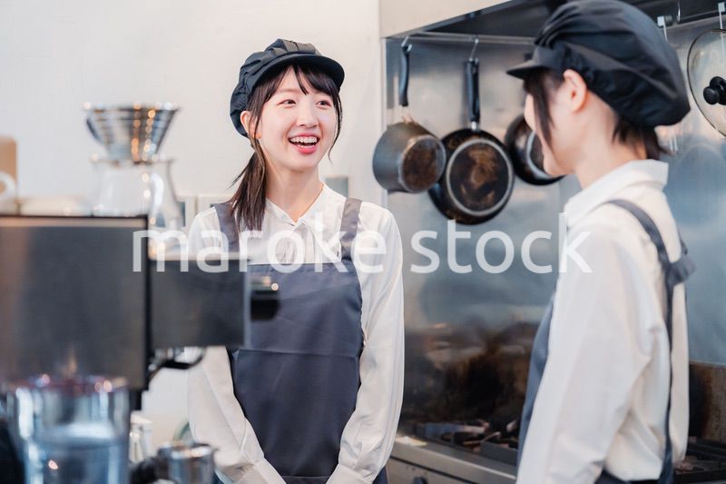 楽しく業務内容を教えてもらう飲食店アルバイトの女性