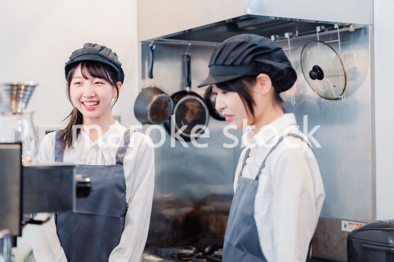 楽しく業務内容を教えてもらう飲食店アルバイトの女性