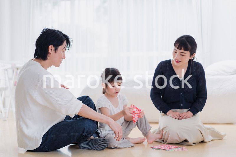 折り紙で遊ぶ親子