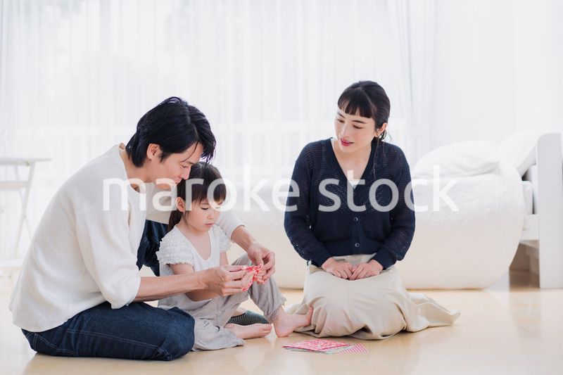 折り紙で遊ぶ親子