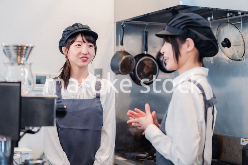 楽しく業務内容を教えてもらう飲食店アルバイトの女性