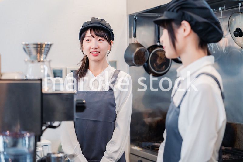 楽しく業務内容を教えてもらう飲食店アルバイトの女性
